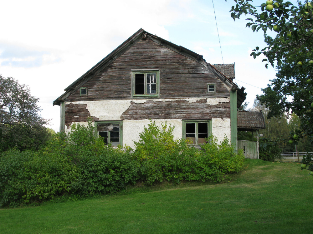 Komministerbostaden byggdes på 1700-talet men har sedan dess byggts om ett flertal gånger. Idag är huset mycket förfallet.
