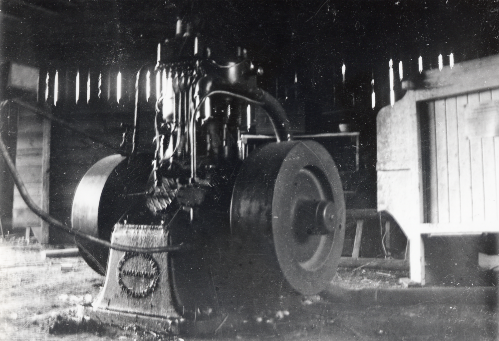 Råoljemotor för tröskning på Stora Ekeby gård i Vallentuna