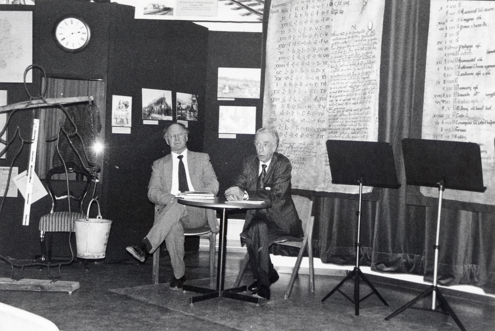 Vallentuna fyller 800 år.  I Vallentunakalendariet, Sveriges äldsta bok,  finns året 1198 antecknat, detta år ligger till grund för jubileet. Efter landshövding Ulf Adelsohns invigning på Tuna torg samlade inbjudna gäster i Vallentunasalen där utställningen Alla tiders Vallentun@ öppnades och den nya boken "Vallentuna Anno Domini  1198" presenterades.  Vid bordet sitter t v bokens redaktör Staffan Helmfrid och t h kulturnämndens ordförande Ove Hahn