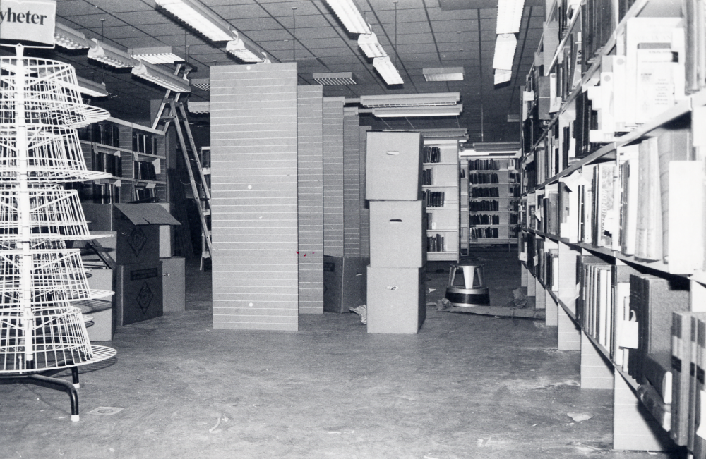 Inredningen börjar komma på plats i Vallentuna biblioteks nya lokaler i Tärningen.  Hyllorna är monterade och böckerna packas upp ur kartonger