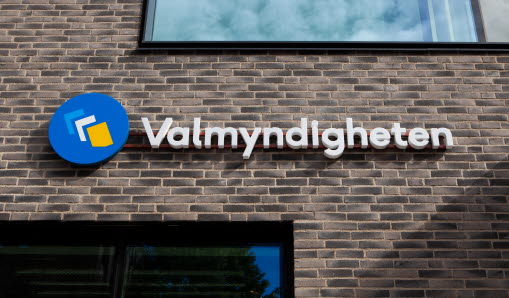 Tegelvägg med skylt utanpå som säger Valmyndigheten