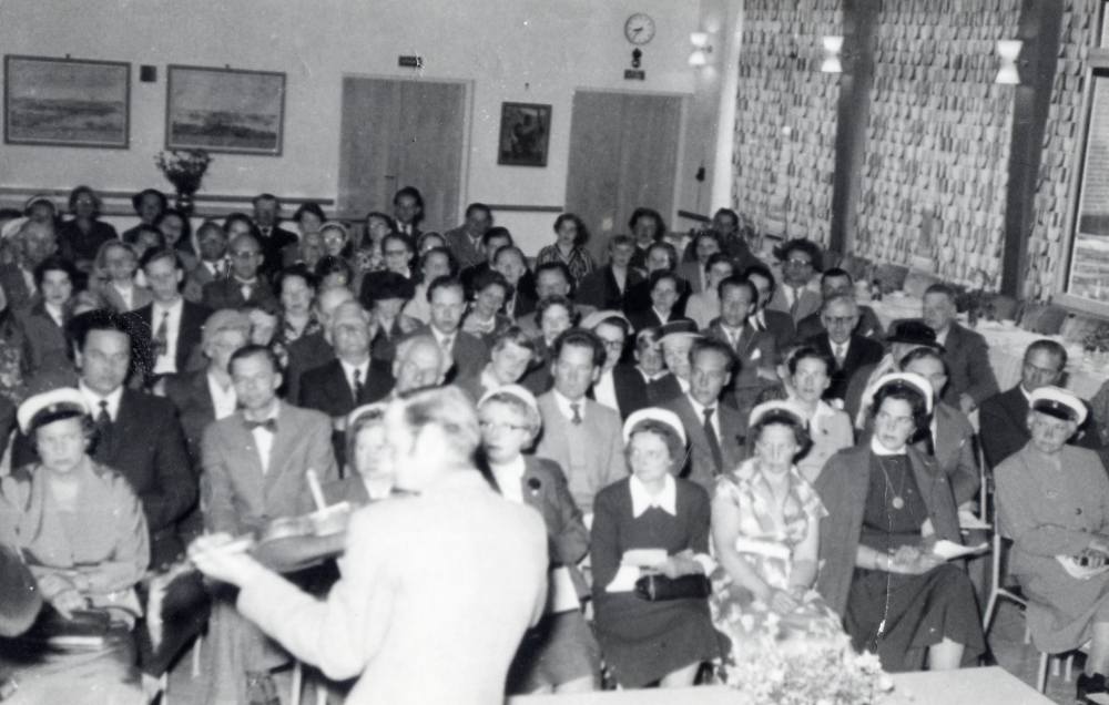 Vallentuna hembygdskör ger konsert i aulan i Hjälmsta skola.  Konstnären Vide Jansson medverkar och spelar allmogelåtar på fiol