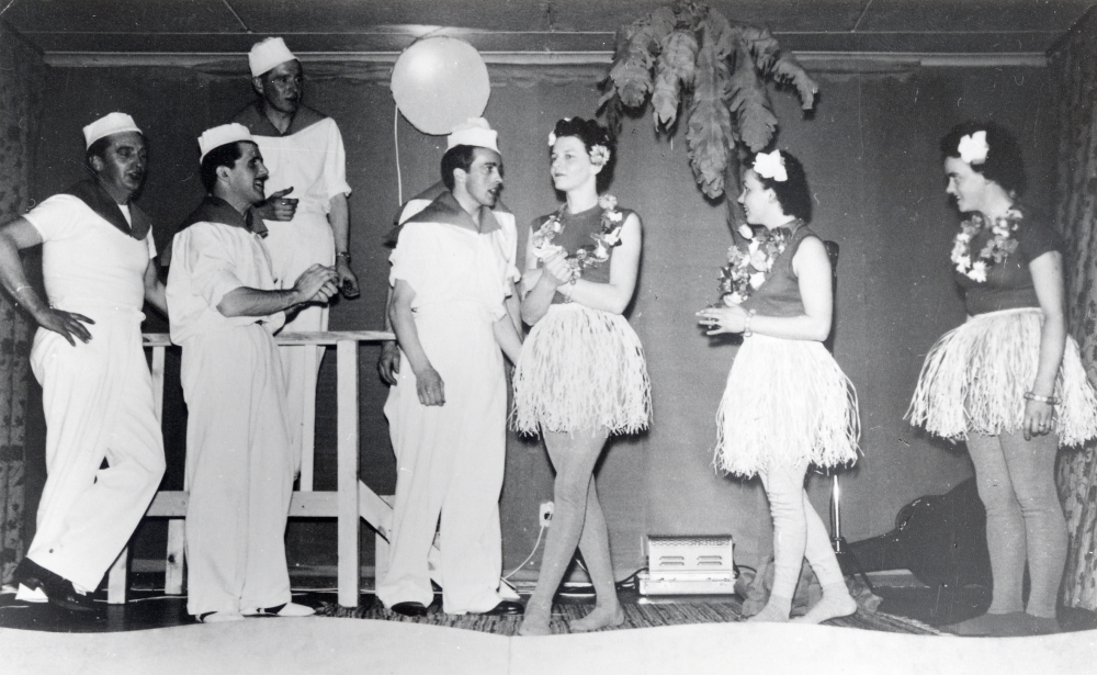 Kåre-revyn i Ekskogens bygdegård.  Fr v Ivan Andersson, Åke Ahlgren, Åke Sand, Olle Åhman, Kurt Dermer, Inga Sand, Mary Dermer och Svea Andersson