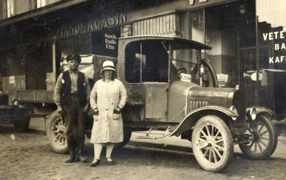 Fritz Leonard Johansson bodde med hustrun Klara Maria i Broby, Kårsta.  1934 flyttade familjen till Henriksborg i Kårsta.  Fritz fick den 19 april 1924 tillstånd att med station Broby Kårsta bedriva yrkesmässig automobiltrafik för godsbefordran i norra Stockholms län.  Bilen var en T-Ford som fick lastas med max 1 000 kg.  Bilden är troligen från Östermalmstorg i Stockholm, där Klara bedrev torghandel
