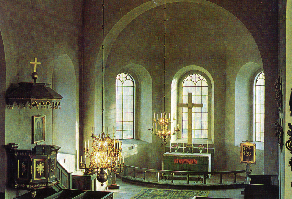 Interiör från Vallentuna kyrka. Fotograferat från läktaren mot altaret