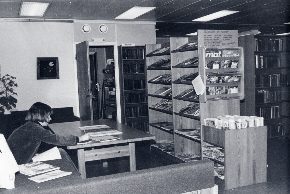 Vallentuna bibliotek  låg fram till oktober 1982 i  Konsumhuset  1 trappa upp. Här sitter  Lena Lundgren  i läshörnan med  tidskrifter
