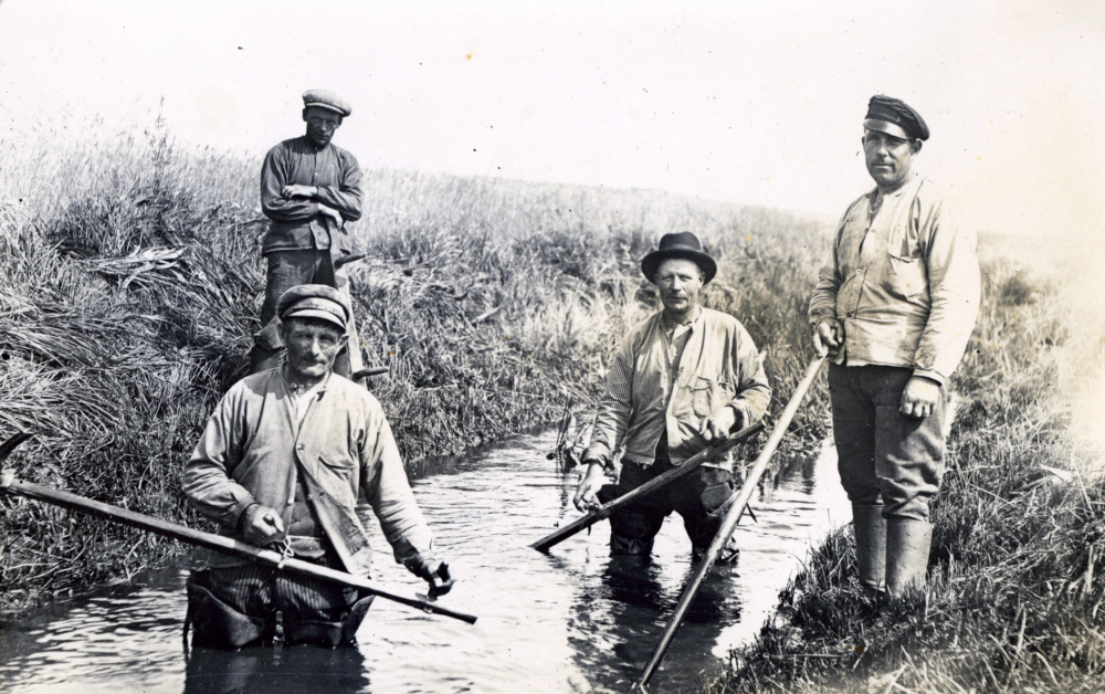 Arbete vid ådike, troligen mellan Saxta och Yvlinge gård i Markim.

Bild med anknytning till familjen Holm. Namnuppgifter saknas. 

EFTERLYSNING! Hör av dig till bildarkivet om du har information om bilden.
