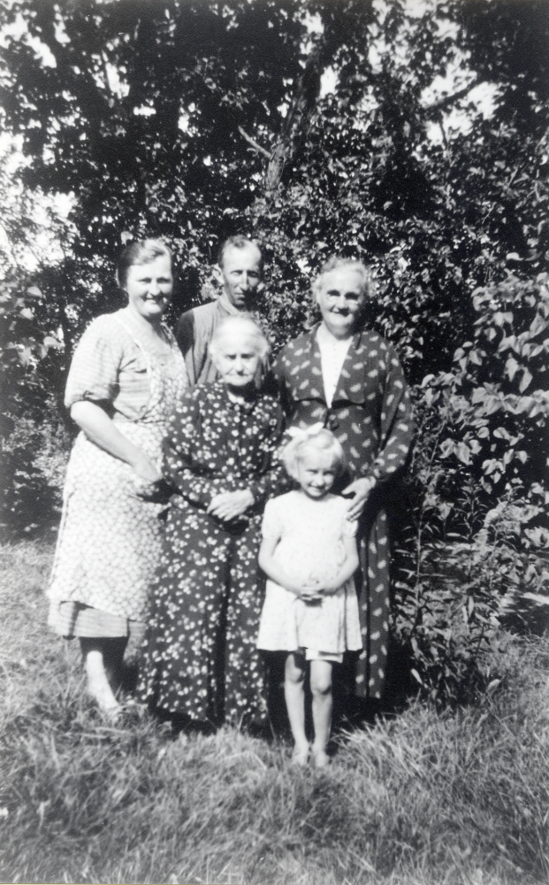 Familjen Johansson från  Oppgården  i  Kragsta  en gård som varit i släkten sedan 1700-talet. Här har man samlats i trädgården. I bakre raden fr v  Lisa Johansson  maken  Carl Johansson  gårdens ägare, mormor  Ingrid Johansson  från Skåne. Främre raden fr v  Tekla Johansson  farmor i huset och mamma till Carl samt yngsta dottern  Siv Johansson  gift  Jonsson