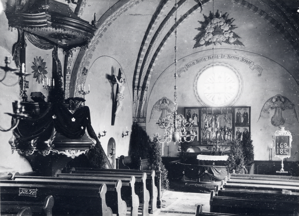 Frösunda kyrka i sorgskrud efter Oscar den II:s död 8 december 1907.