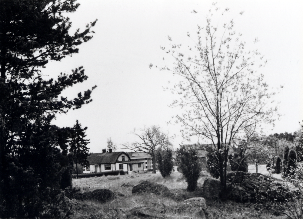 Mörby gård i Vallentuna sedd från norr med gravfält i förgrunden.  I bakgrunden skymtar flerfamiljshus med adress Teknikvägen