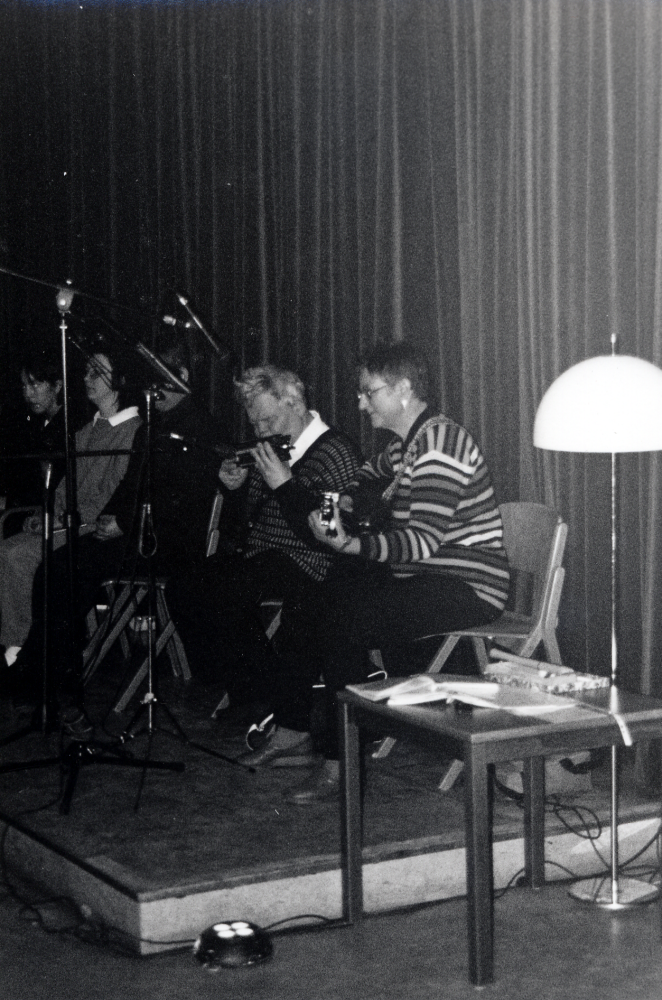Läsalätt-festival med dikt och musik i Vallentunasalen.  På scenen spelar Roger Wetterberg munspel ackompanjerad av Brita Hampling på gitarr
