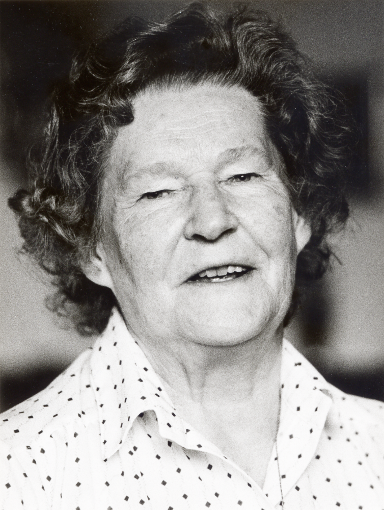 Märta Uhrenius föddes 1908 i Stockholm. 1932 gifte hon sig med Hans Uhrenius från Vallentuna och paret bosatte sig 1 oktober 1938 i Solsta vid Ormsta gård. När Centralvägens hus stod färdiga öppnade Hans färgaffär 1951, nuv Vallentuna färghandel. Märta arbetade först på pastorsexpeditionen och sedan som kanslist i kommunen under 30 år