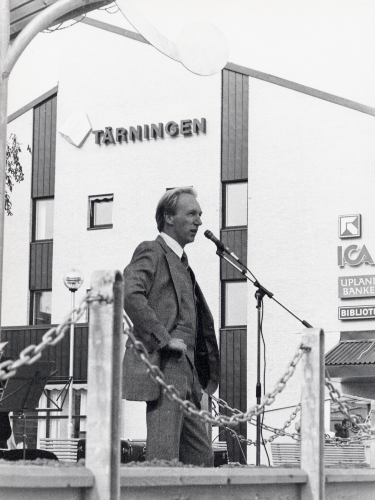 Det nya centrumhuset Tärningeninvigs den 7 oktober 1983 kl 12.00. Kommunalrådet Elwe Nilsson invigningstalar från Paviljongen. Det nybyggda huset inrymmer Vallentuna bibliotek, Försäkringskassan, Uplandsbanken, ICA-hallen och Socialkontor