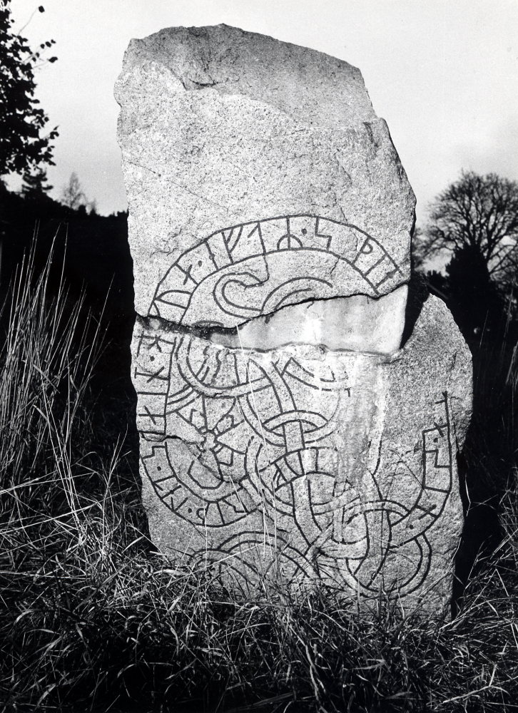 Runsten U 211 vid Örsta i Angarn.  P g a skadan på runstenen vet man inte namnet i texten säkert.  Texten lyder: Jofrid lät hugga stenen efter Spjälle, sin man