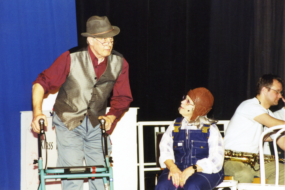 Össebyamatörernas revy "Urkorkat" 2004. Gubben och Grepe med Åke Uddén, Ann-Mari Bacci och Ari Hakela. Lokal: Karbyhallen