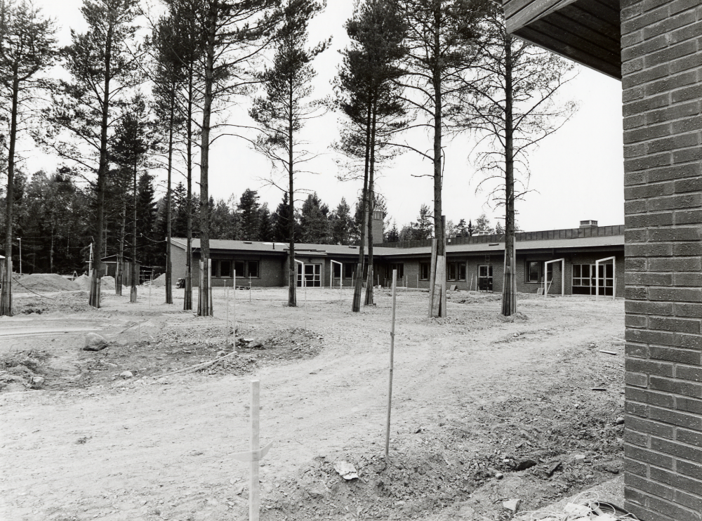 Nya  Kårstaskolan  vid  Bergsjövägen  under byggnad. De första skolbarnen började höstterminen 1982