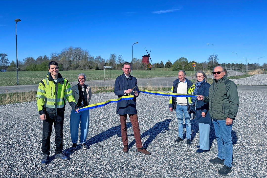 Kvarnbadsparkeringen invigs av KSO Johan Skog med flera.