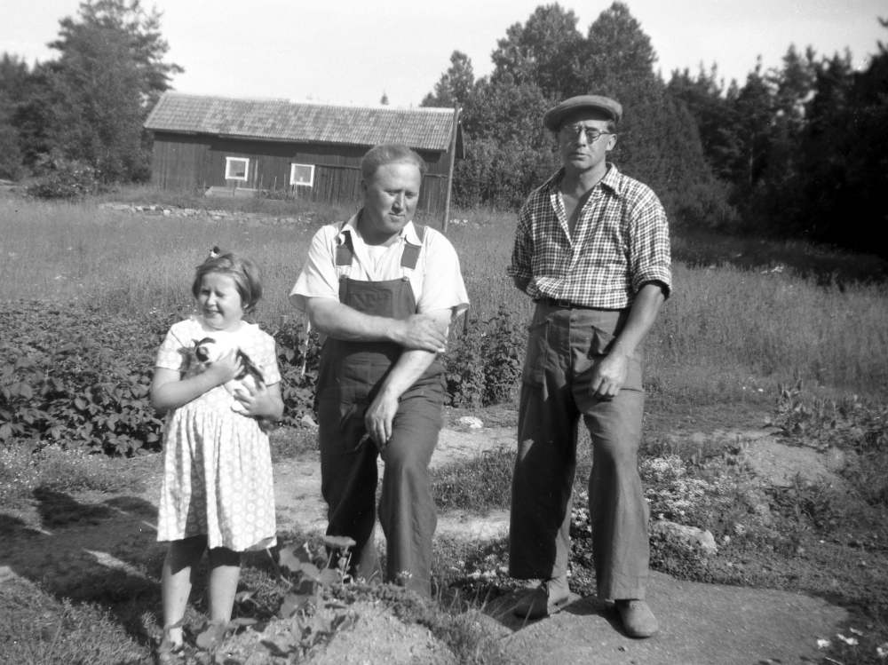 Gösta Karlsson driver gården Karlso. Fastigheten ligger vid infarten till Molnbyvägen från Lindholmsvägen och är nu riven.  En del ekonomibyggnader finns fortfarande kvar.  Gösta Karlsson och hans hustru Greta driver den lilla gården och odlar för eget bruk.  Här står Gösta, född 1911 med sin bror Helmer och dotter Britta på tunaet utanför huset.  I bakgrunden syns ekonomibyggnader, som ännu 2008  finns kvar.  Bröderna Gösta och Helmer, född 1904 var söner till Gertrud och Kalle Karlsson