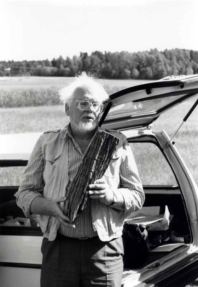 Karl Erik Mörk vid Gullbron Arkeologidagen 27 augusti 1995.  En vikingatida bro från 1000-talet fanns över sundet mellan Vallentunasjön och sjön Sormen.  Marken där bron låg är nu överodlad, men norr om denna bro finns träpålar  nedförda i leran.  Se Örnen, bilan och stjärnorna, s 301 ff