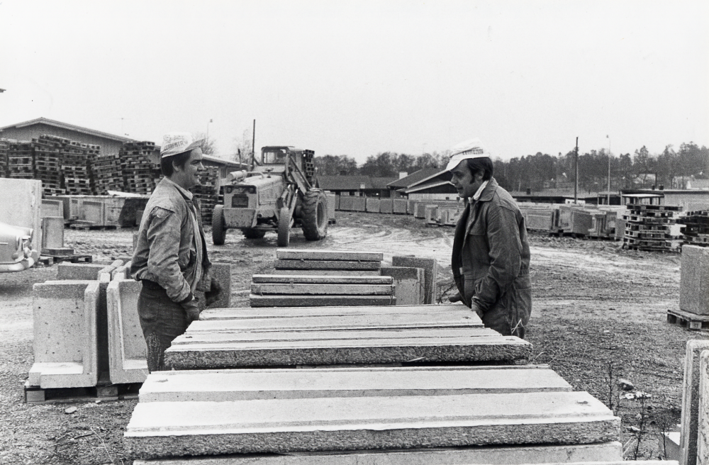 Liljeholmens cementvaruindustri i Bällsta. På tomten låg tidigare Santorinverken som tillverkade byggnadsmaterial, bl a träullsplattor. Fabriksbyggnaden eldhärjades. Senare tillverkades betongelement av Liljeholmens cementvarufabrik i en ny byggnad. All industriverksamhet i området upphörde i början av 1980-talet inför byggandet av bostadsrättlägenheterna Bällstagård