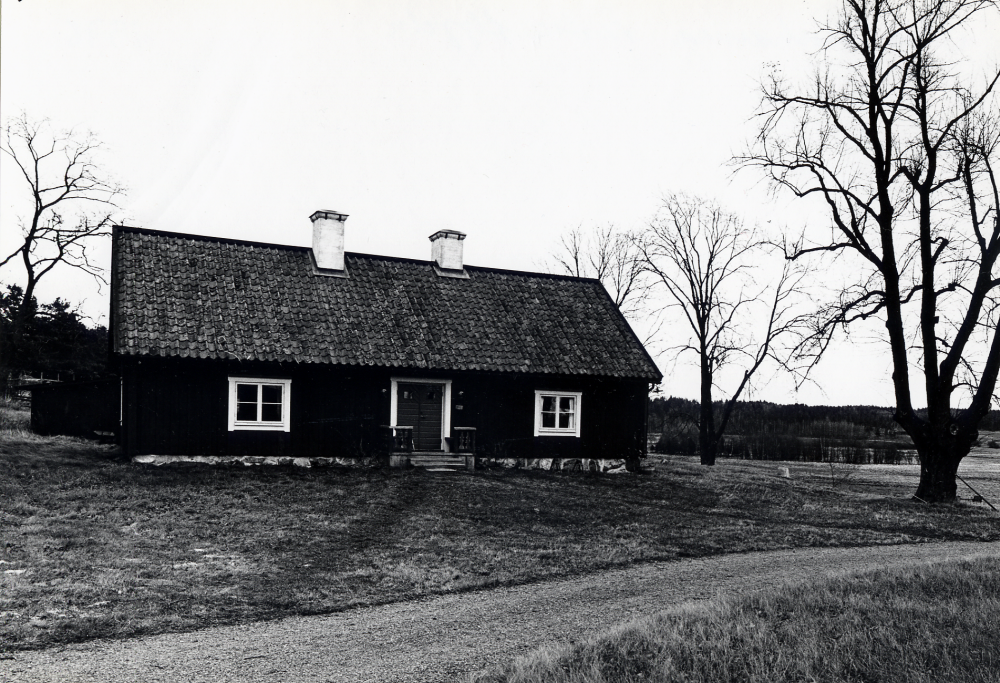 Stora Benhamra restaurerades av Barbro Eketorp och Sven Eketorp med hjälp av Tore Sjöberg Här syns den norra flygeln