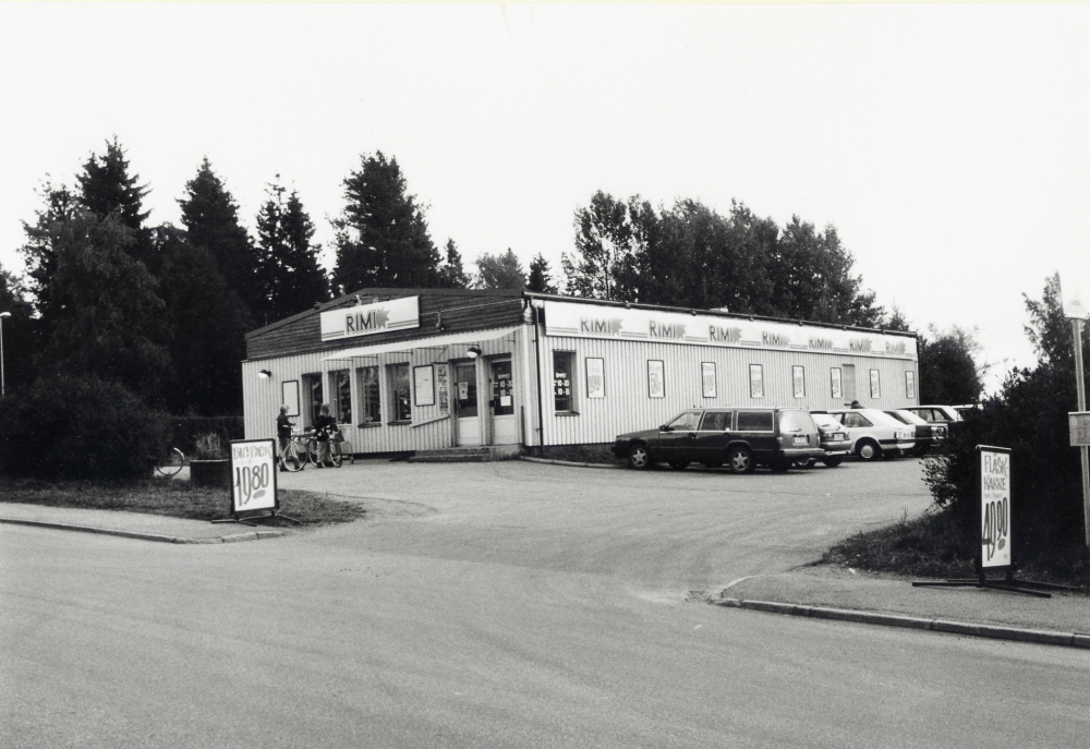 Rimi, närbutik med låga priser på Ormstavägen vid Ormsta järnvägshållplats.  Förut var här en ICA-butik – Rimi är ICA:s lågprisalternativ.  Affären byggdes 1972 som ICA startbutik.   Förste handlare var Olle Malmberg.  Övriga handlare bl a Kjell Andersson