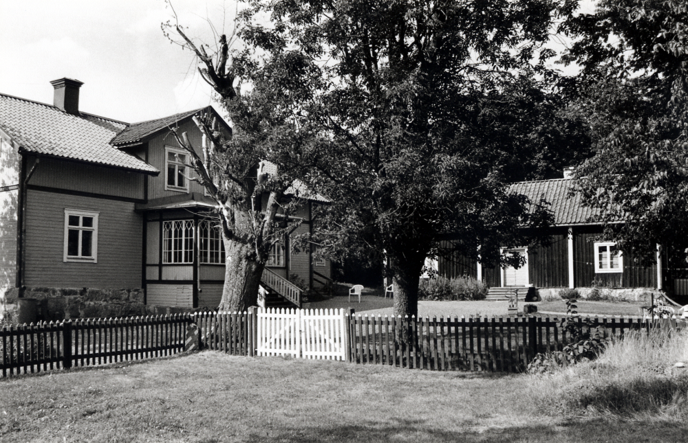 Mangårdsbyggnaden vid Hassla gård i västra Vallentuna.  Gården har tidigare varit Länsmansboställe