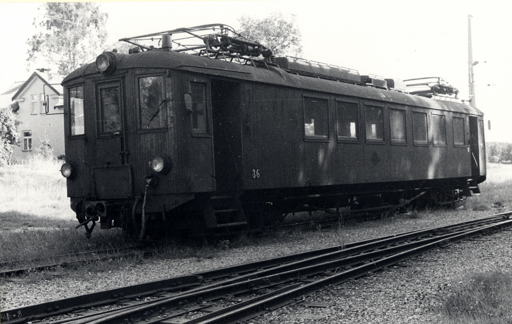 Motorvagn 36 uppställd på ett stickspår norr om Kårsta järnvägsstation