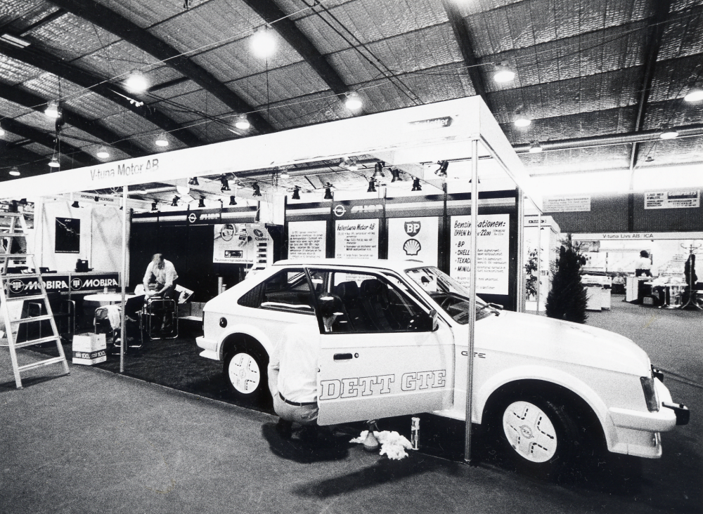 Upptäck Vallentuna. Företag och kommun presenterar sig i en mässa i Vallentuna ishall 18-20 maj 1984.  Här är Vallentuna motors monter med en Opel Kadett bil i förgrunden