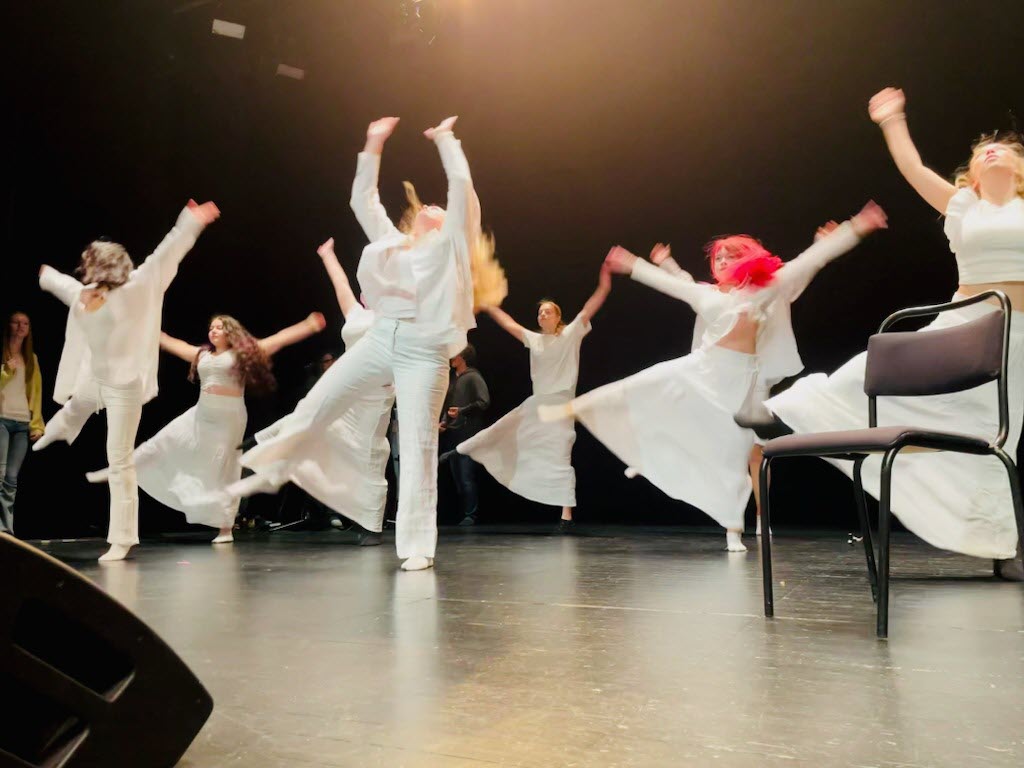 Dansare i vitt på Tjuvarnas jul