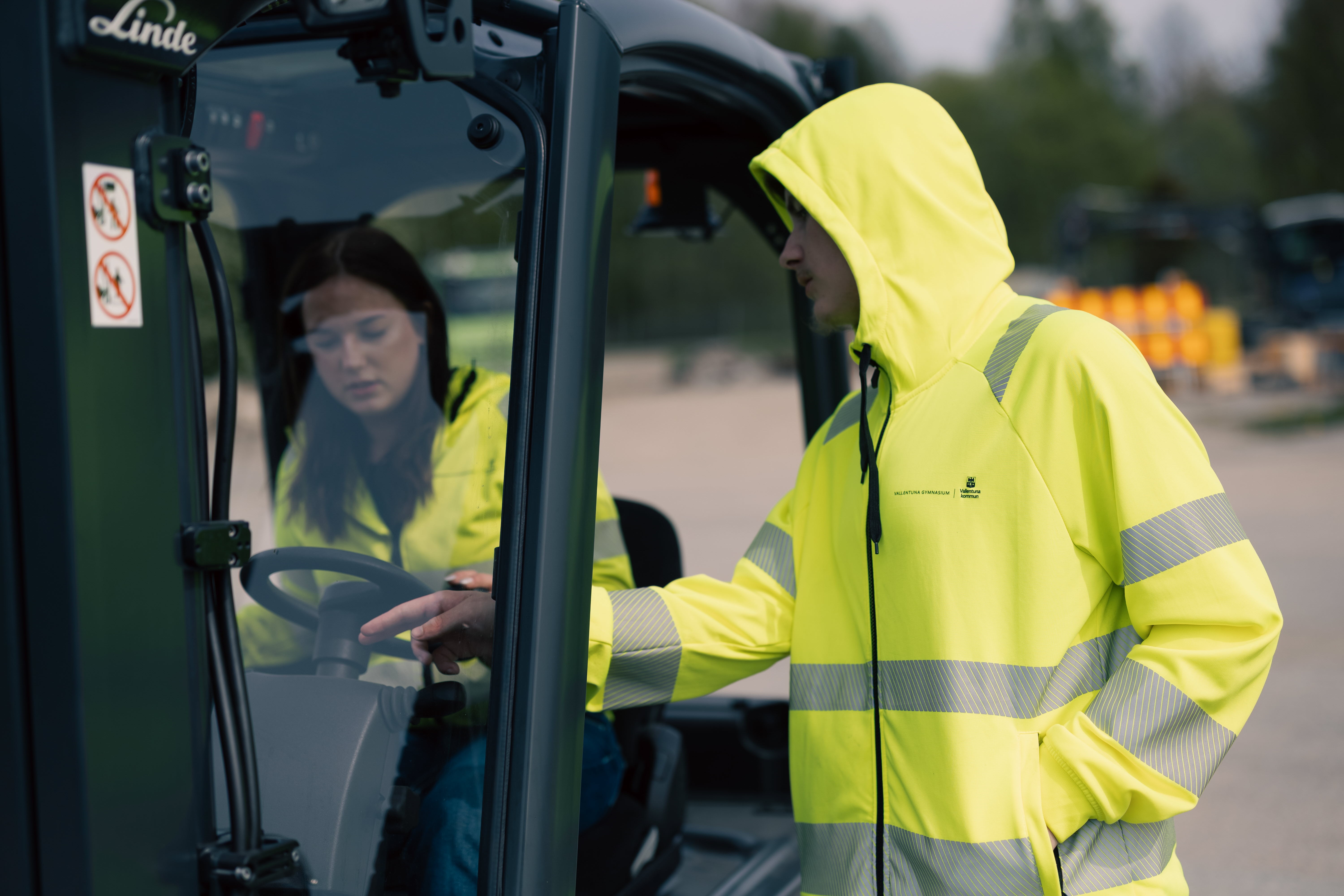 Elev är framme och hjälper en annan elev som sitter i trucken.