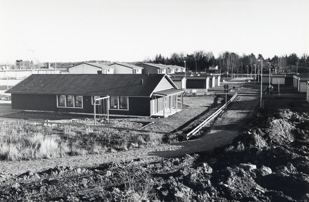 Lindholmens daghem med det nya bostadsområdet Skärholmen i bakgrunden över daghemmets tak. Den vita låga byggnaden längst upp t v är Gusta Vasaskolan Bostadsområdet har fått sitt namn p g a alla husen är målade i olika skära nyanser