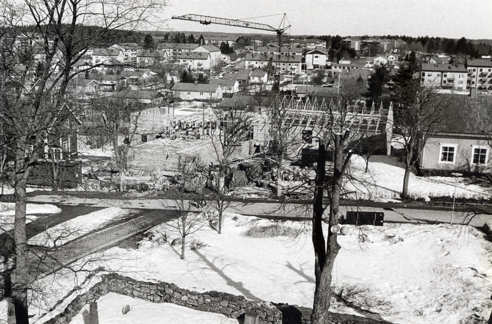 Det nya församlingshemmet Mathiasgården byggs mellan Klockargården och prästgårdsarrenatorns bostad. Foto från kyrktornet i Vallentuna kyrka