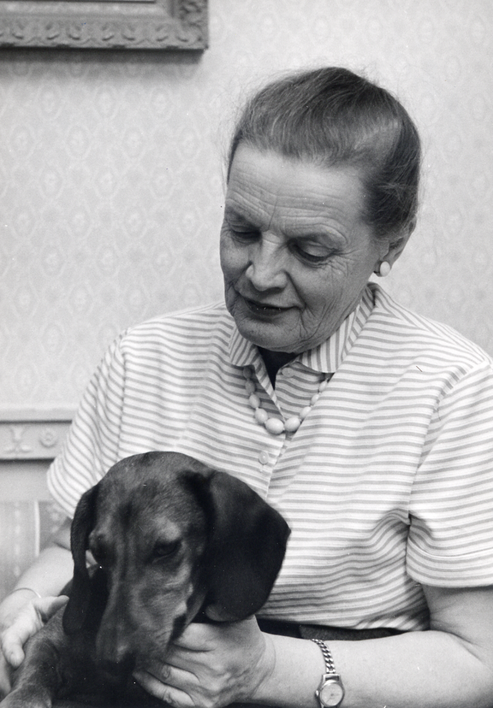 Lärarinnan Edit Lindström har haft hela sin tjänstgöringstid i Vallentuna, från år 1926. Hon har också varit skolbibliotekarie. På bilden sitter hon tillsammans med hunden Niklas