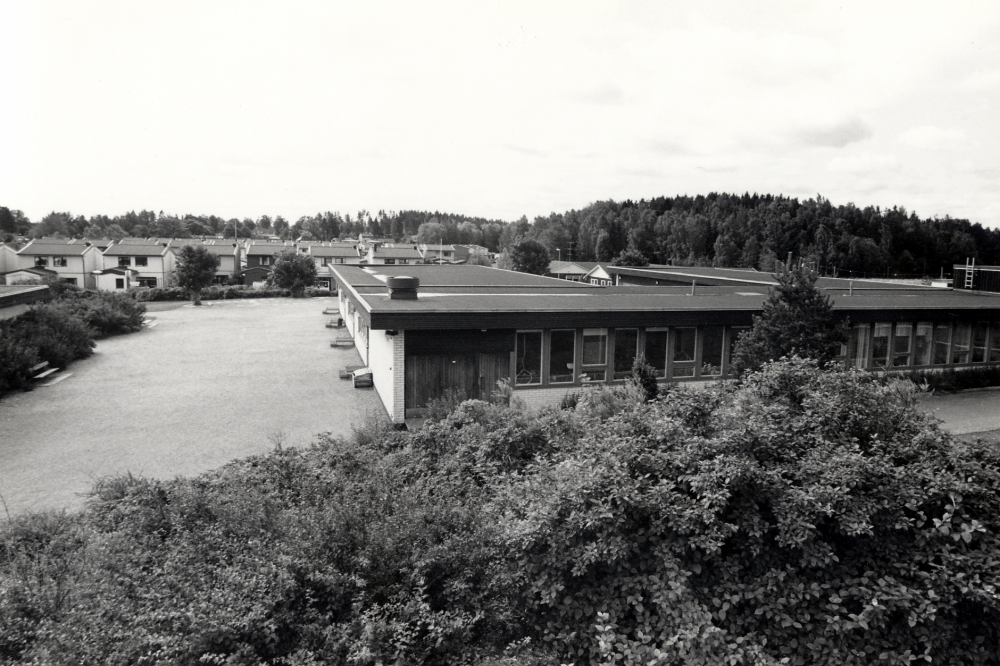 I förgrunden Gustav Vasaskolan och bostadsområdet 'Skärholmen' i bakgrunden.  Området har fått sitt namn p g a husens färgsättning.  Arkitekt: Bertil Engstrand