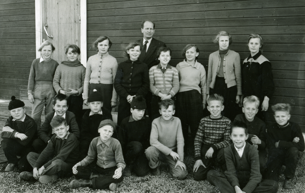 Klass 5 och 6 i Kårsta skola (storskolan), läsåret 1956-1957.

Från vänster, övre raden: Sirkka Forsberg, Anita Johansson, Lisbeth Hedlund, Lena Lundin, läraren Halvar Hedler, Britt-Mari Wennberg, Marianne Ljungstedt, Inger Andersson och Åsa Ahlgren.
Mittenraden: Lennart Jansson, Per Wallin, Torbjörn Eriksson, Roland Eriksson, Bernt Öhman, Clarence Söderström, Tommy Söder och Åke Johansson.
Sittande: Anders Lindgren, Ove Karlsson och Lars Wallin.
Uppgifter och original: Roland Eriksson