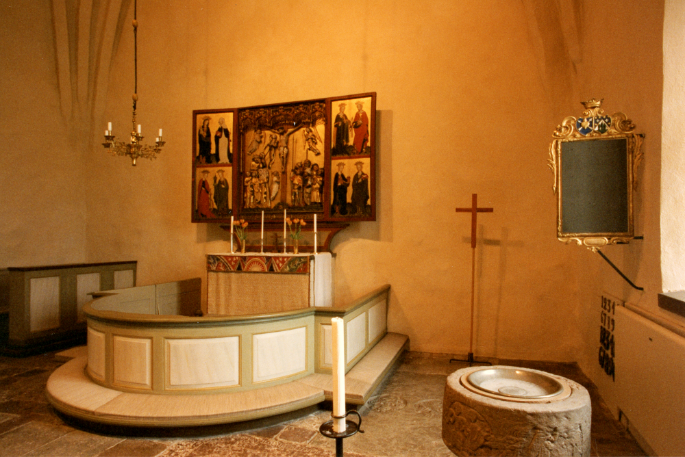 Frösunda kyrka från 1400-talet, interiör. I kyrkan finns ett medeltida altarskåp, en dopfunt från 1100-talet och en sengotisk ljuskrona.