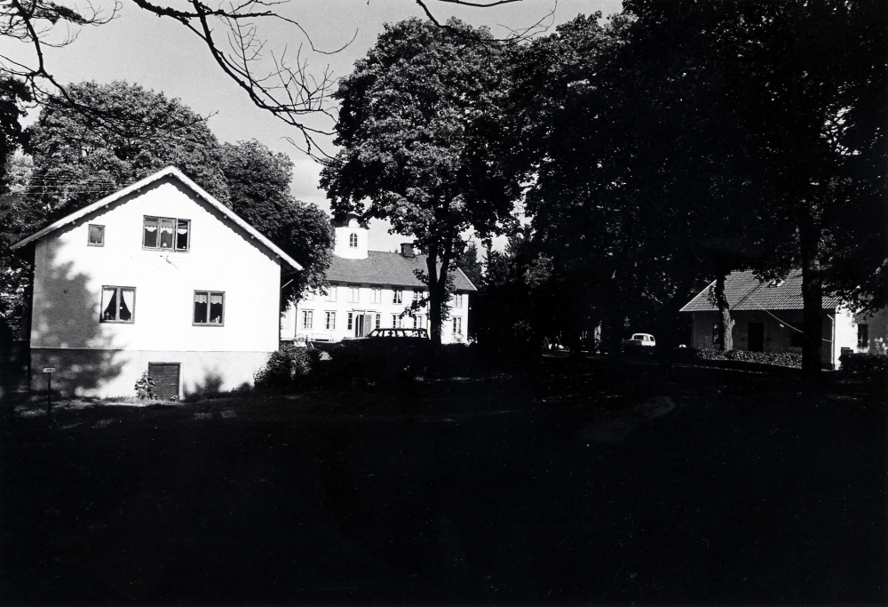 Backa gård i Kårsta.  Huvudbyggnaden och flyglarna