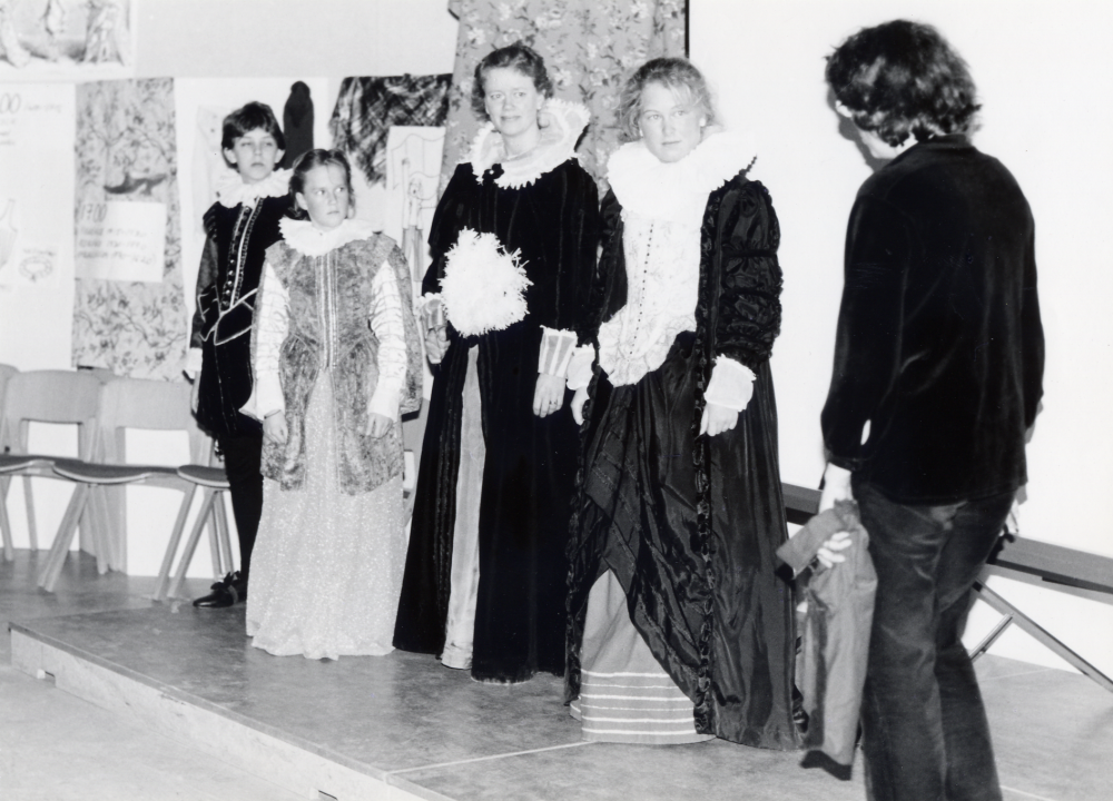 Klädedräkten i konsten. Eva Rahmqvist berättar och visar bilder ur konsthistorien med levande mannekänger i historiska bilder framträder.  Fr v Calle Rahmqvist, Maria Lundgren, Marita Lundgren, okänd och Eva Rahmqvist.  Ett program i Vallentunasalen