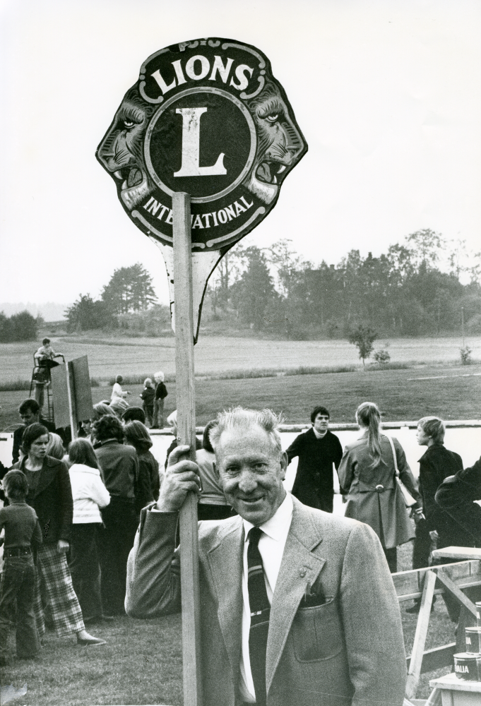 Lions familjefest den 10 september avslutar säsongen på Kvarnbadet. Lion-medlem och svensk-amerikan Mr Lundin på besök i Vallentuna.
•Fotografiet ingår i bildserien ”Vardagsliv i Vallentuna kommun” av Rachael Gough-Azmier & Gunilla Blomé, Haga Studios HB.
