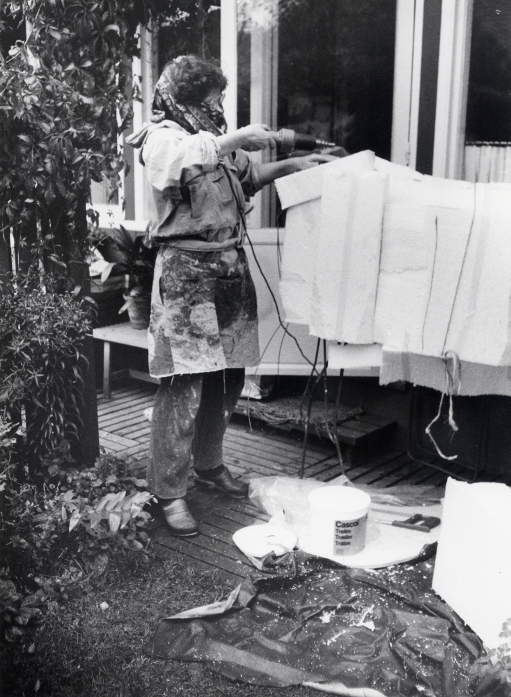 Eva Rahmqvist gör en indisk ko i naturlig storlek. Kon skall ingå i en utställning producerad av Riksutställningar och SIDA. Stommen är svetsad av järnrör och kroppen byggs nu upp av frigolit som smälts med varmluftspistol.  Arbetet sker i familjen Rahmqvists trädgård på Bällstavägen i Vallentuna