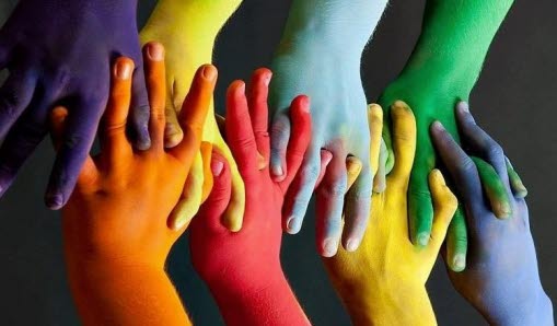 Händer i regnbågens färget