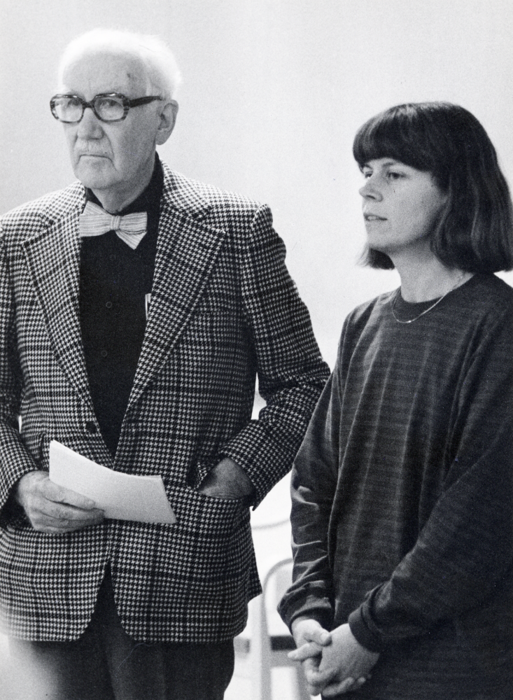 Inför en teaterbussresa till Markurells på Dramaten i Stockholm, besöker professor Erik Hjalmar Linder Vallentunasalen för att berätta om Markurell och Hjalmar Bergman. Här samtalar Erik Hjalmar Linder med Lena Lundgren från Vallentuna bibliotek