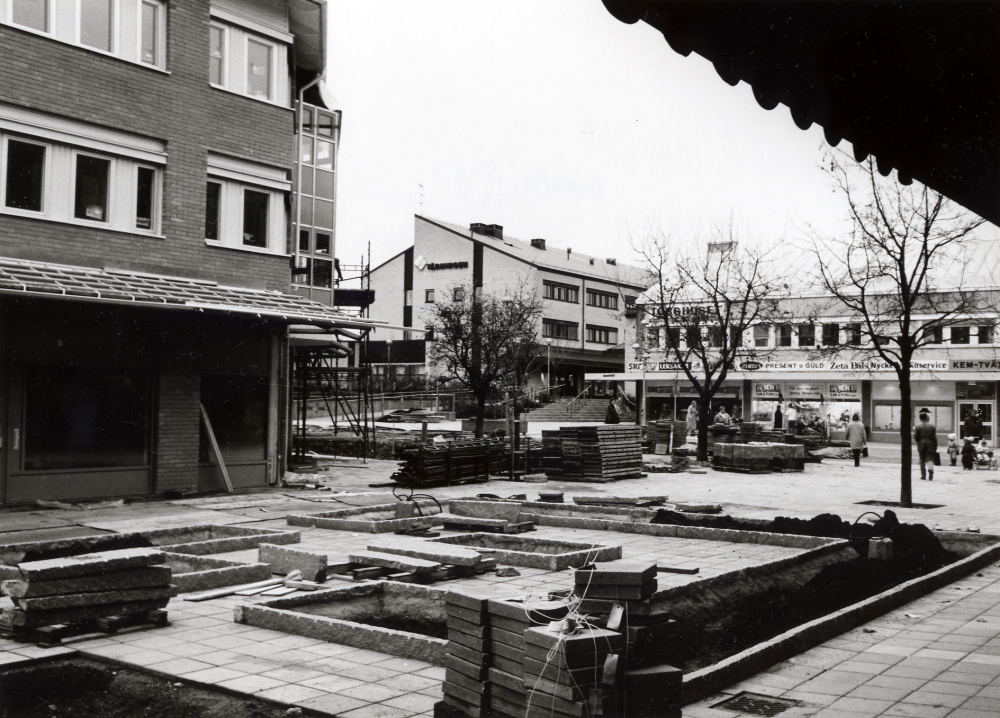 Vallentunas nya kommunalhus är snart färdigbyggt. I bottenvåningen inryms post och affärslokaler, i övre planen kommunal förvaltning och företag. I bakgrunden t v syns Tärningen och i bildens mitt Torghuset. Planteringarna på Tuna torg görs också iordning. Affärerna öppnar till advent 1987