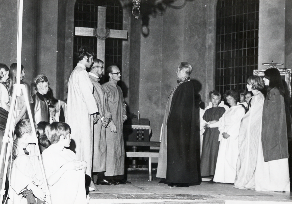 Vallentuna kyrkospel uppföres i Vallentuna kyrka I koret under krucifixet står fr v Raimor Berg Lasse Berglund och Lars-Uno Lidegran Herodes spelas av Josef Andersson