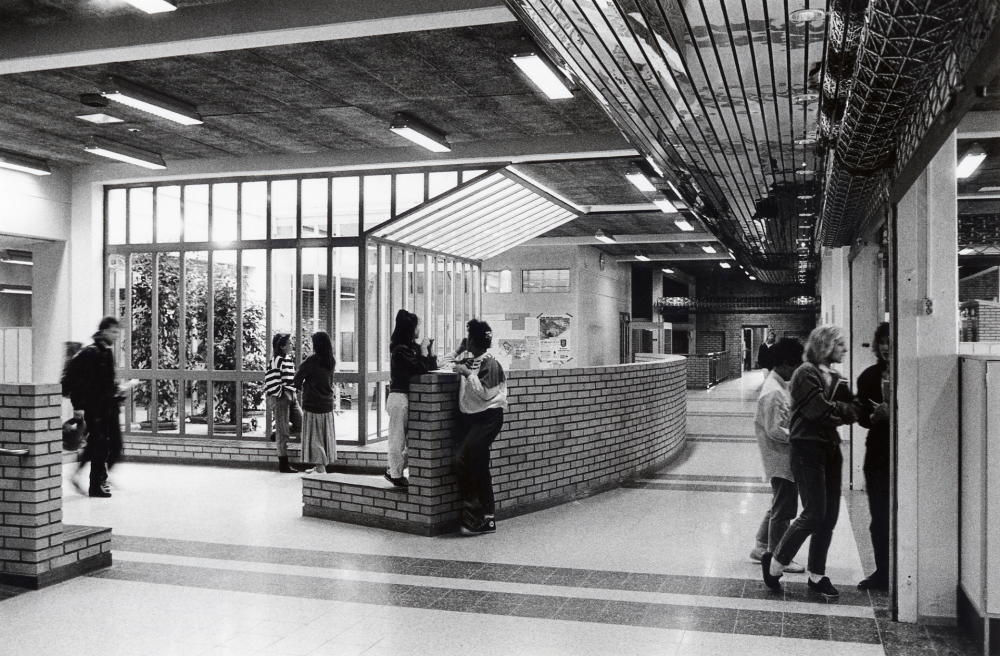 Interiör  från  Vallentuna gymnasium  med entrén t h. Längst bort i bildens mitt är ingången till idrottshall och teater