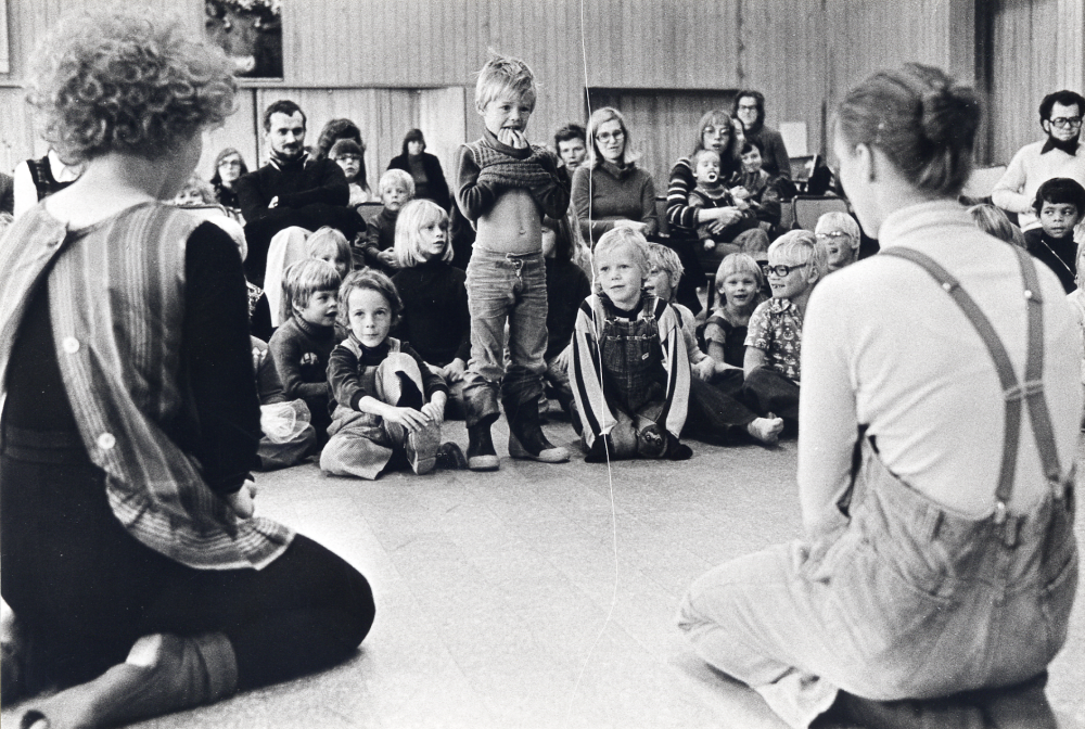 Teatergruppen Lökarna  spelar  barnteater  i  Ekebygården.  Föreställningen heter  Bollen.  Pojken som står upp i bildens mitt heter  Patrik Olofosson  från Brottby