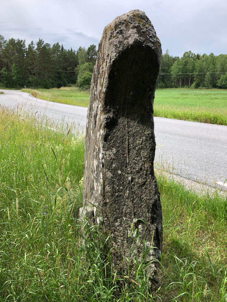 Runsten U200 med inskrift från 1000-talet e.kr. Stenen står troligen på ursprunglig plats, ca en kilometer norr om Stora Benhamra och strax söder om bron över Helgeån. Texten lyder: ”Finnvid reste denna sten efter sin broder Tord, Tjälves son. Gud hjälpe hans ande och Guds moder. Han gjorde bron efter sin broder, och Åsa, deras moder”.