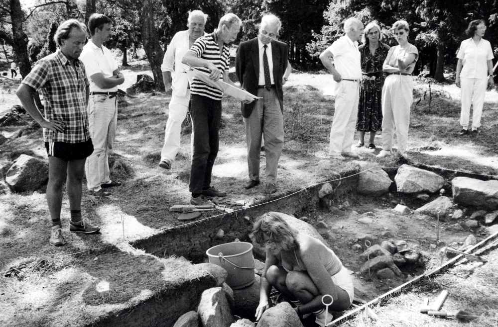 Nordiskt amatörarkeologiskt utgrävningsläger  i  Granby  pågick under fyra veckor sommaren 1989 i Orkesta med deltagare från Norden och Polen. Här får lägret besök av kultuminister  Benkt Göransson  Fr v  Anders Karlsson  och  Anders Hedman  grävledare,  Karl Erik Mörk   Fred Berglund   Benkt Göransson  okänd,  Ingrid Ullman   Sylvia Pettersson  och  Ulla Mörk