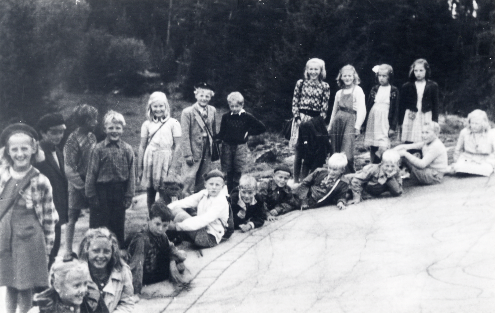 Barn från Hjälmsta skola på skolresa till Angarnssjöängen och Örstaristningen. Fr v i bakre raden Gunborg Jansson, Lage Jansson, okänd, Bertil Wahlgren, Ingegerd Tillborg, Olof Lindblom, Bertil Carlsson, Ulla Leverin, Siv Österberg, Mona Bergström och Ing-Britt Karlsson.  Sittande fr v Birgitta Bengtsson, Harriet Raab, Harry Wennberg, Rune Lundquist, Kjell Pettersson,  Bengt Nyberg, Björn Gustafsson, Björn Rundquist, Tommy Karlsson, Gunvar Nilsson och Ulla Brolin
